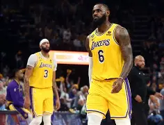 洛杉矶湖人NBA战胜勇士，詹姆斯关键得分